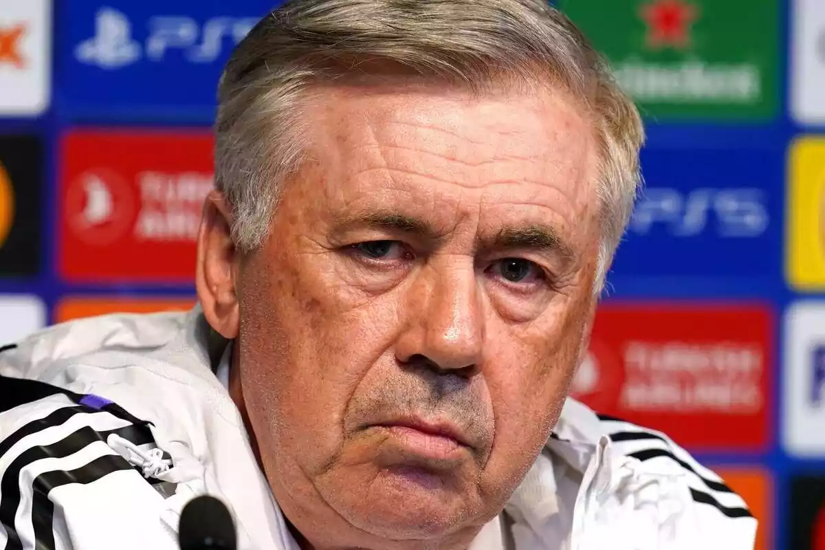 Primer pla de Carlo Ancelotti amb cara seriosa a roda de premsa