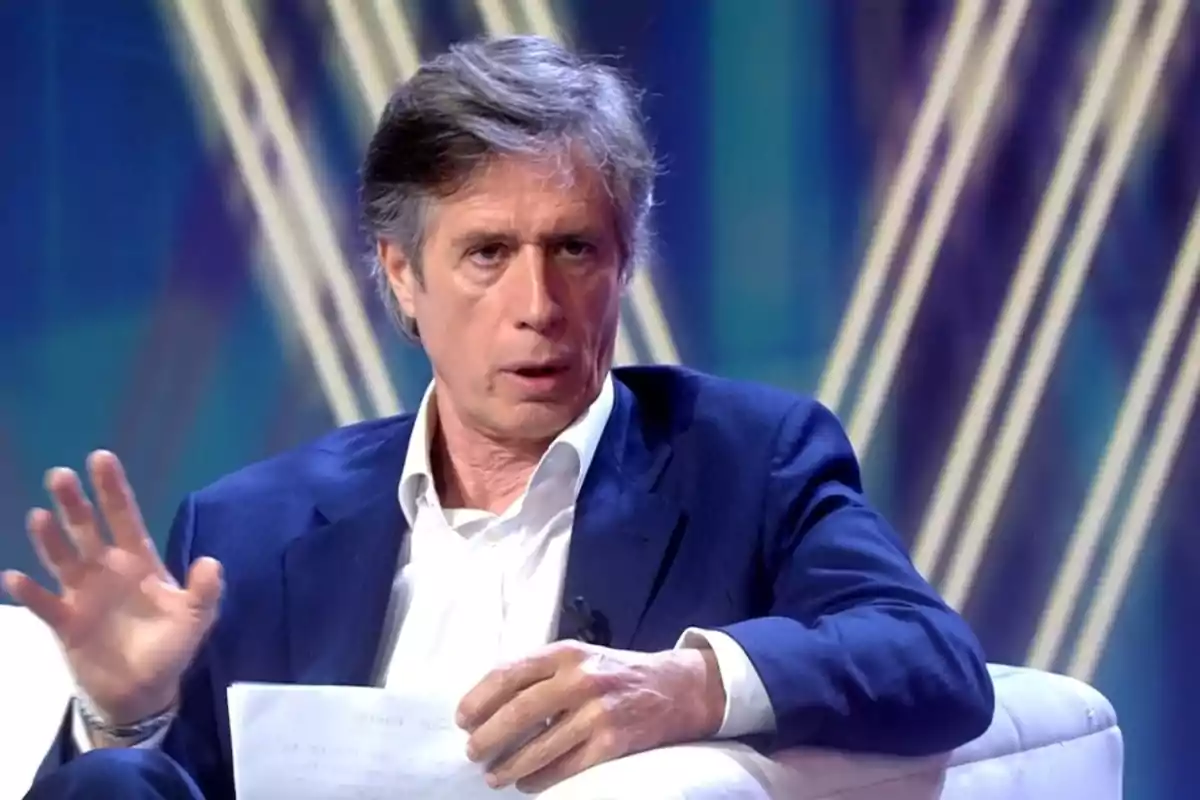 Carlo Costanzia, amb cabells grisos, vestit blau i camisa blanca, assegut en un sofà blanc durant la seva entrevista a '¡¡De Viernes!' Carlo Costanzia, amb cabells grisos, vestit blau i camisa blanca, assegut en un sofà blanc durant la seva entrevista a '¡¡De Viernes!'