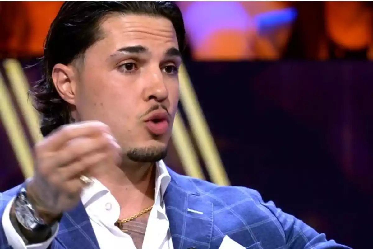 Carlo Costanzia, amb cabell fosc i barba curta, està parlant al programa '¡De Viernes!' Carlo Costanzia, amb cabell fosc i barba curta, està parlant al programa '¡De Viernes!'