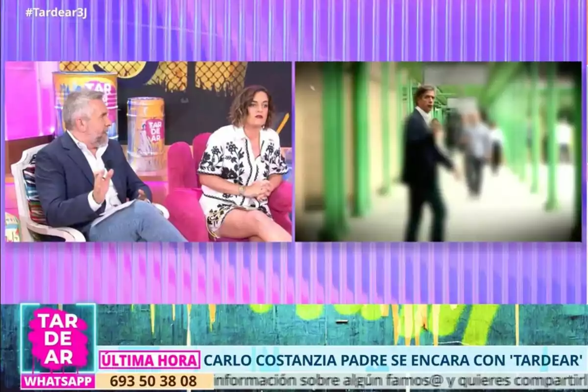 Dos col·laboradors asseguts a 'Tardear' amb un fons acolorit i una pantalla dividida que mostra una imatge borrosa de Carlo Costanzia caminant per un passadís, mentre a la part inferior apareix una franja de notícies i el logotip del programa TardeAR. Dos col·laboradors asseguts a 'Tardear' amb un fons acolorit i una pantalla dividida que mostra una imatge borrosa de Carlo Costanzia caminant per un passadís, mentre a la part inferior apareix una franja de notícies i el logotip del programa TardeAR.