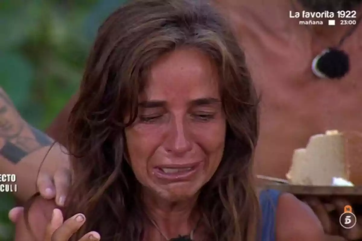 Carmen Alcayde plorant mentre algú la consola en un entorn a l'aire lliure a Supervivientes. Carmen Alcayde plorant mentre algú la consola en un entorn a l'aire lliure a Supervivientes.