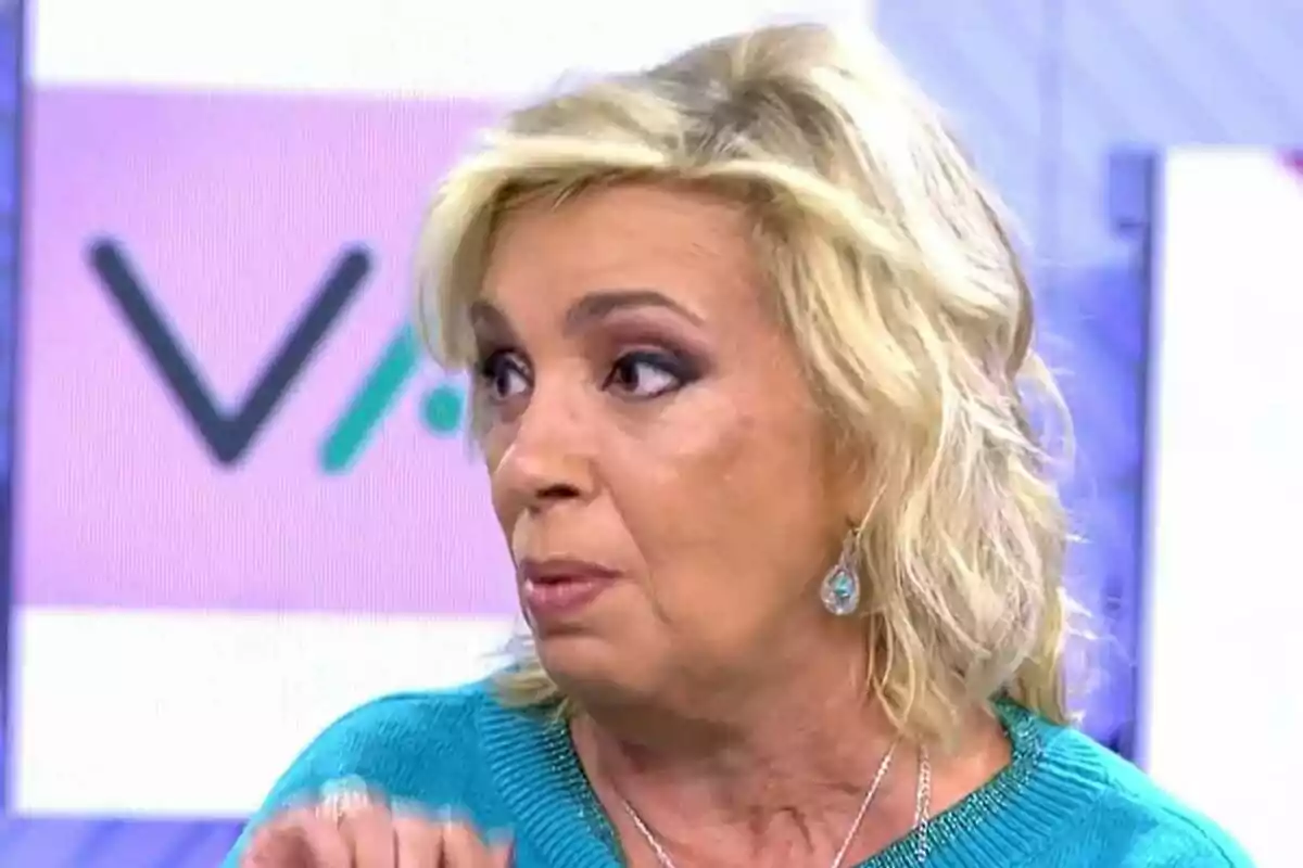 Carmen Borrego rossa amb arracades i suèter blau a Vamos a ver.