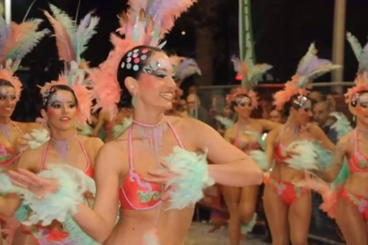 Comparsa del Carnaval de Sitges ballant disfressats