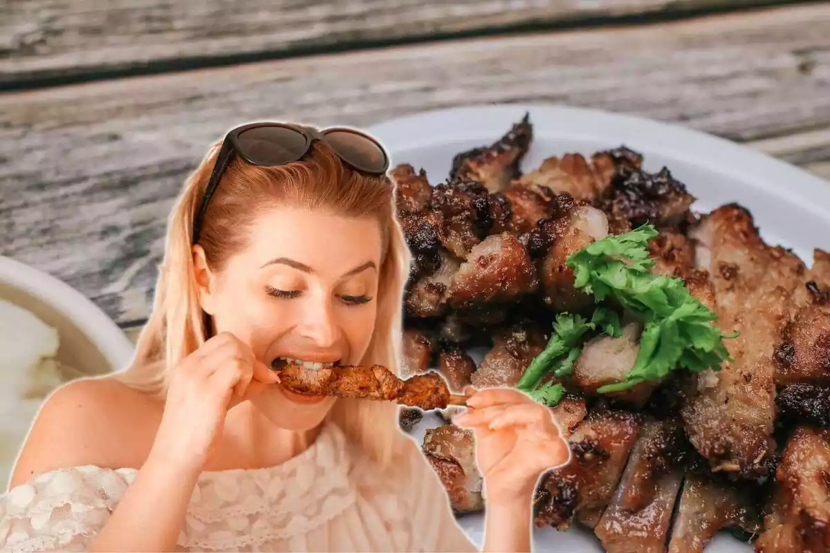 Noia menjant punxet i plat de carn