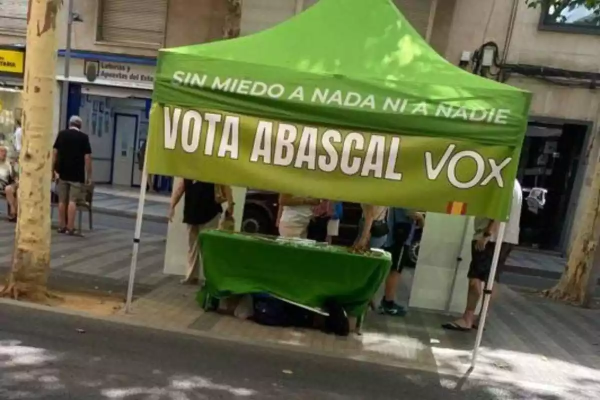 Imatge de la carpa de VOX instal·lada a la rambla de Terrassa