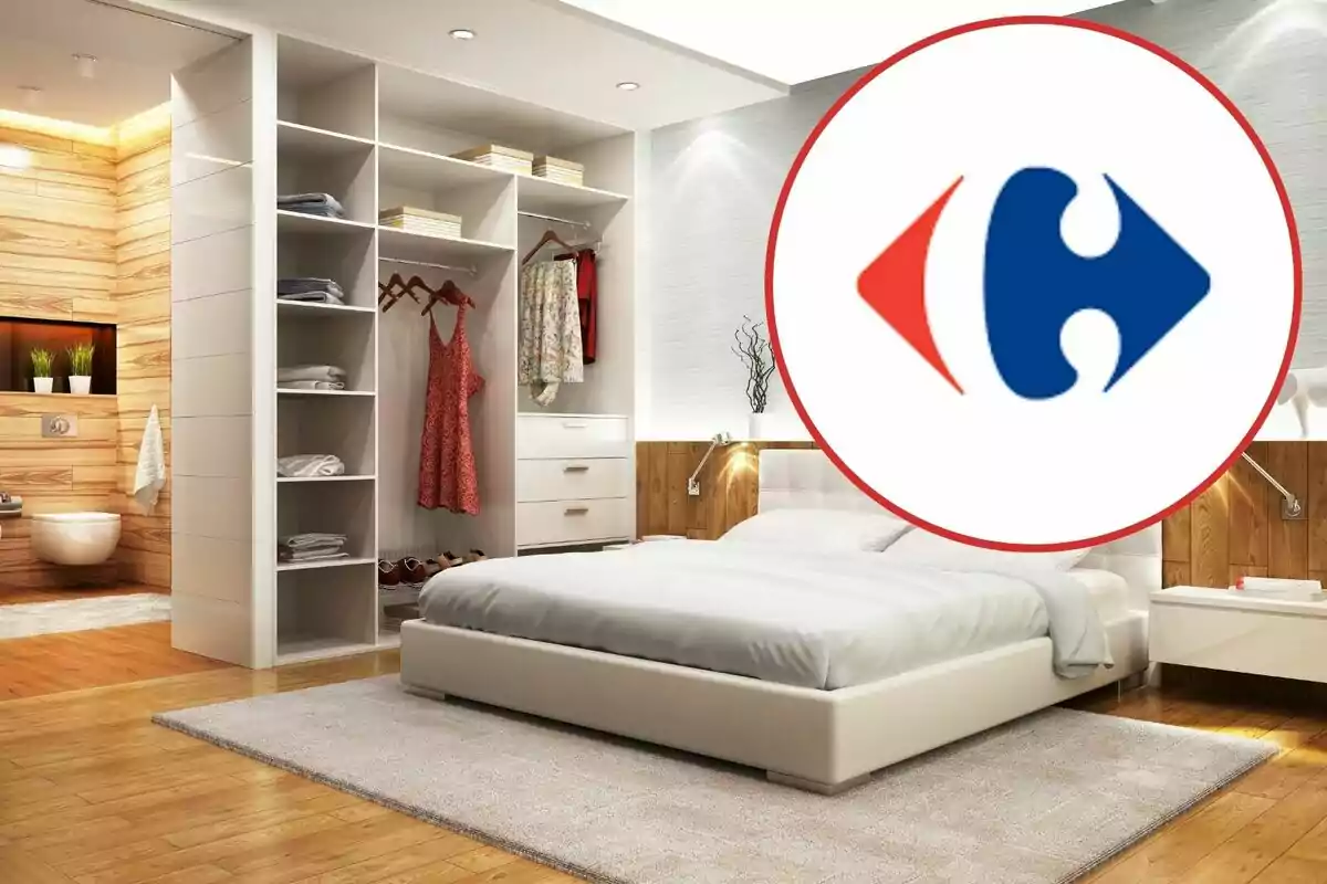 Una habitació moderna amb un armari obert i un bany al fons, juntament amb un logotip circular amb colors vermell i blau.