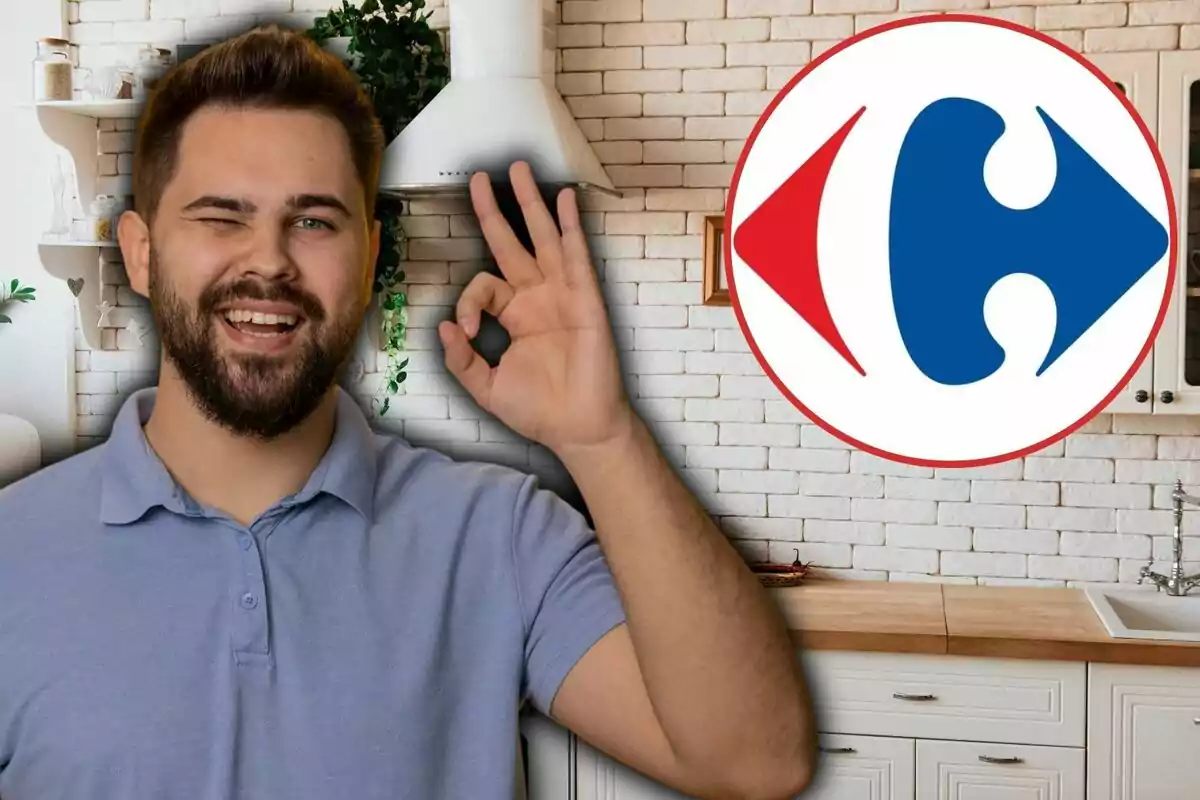 Un hombre con barba y camisa azul hace un gesto de "ok" con la mano mientras guiña un ojo, con un fondo de cocina y un logotipo circular rojo y azul.