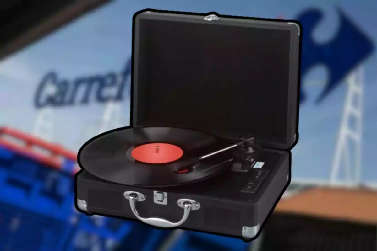 Tocadiscs portàtil amb un disc de vinil en un entorn urbà. Tocadiscs portàtil amb un disc de vinil en un entorn urbà.