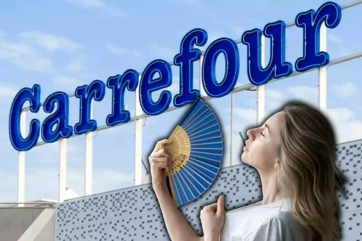 Una dona ventant-se davant d'un cartell de Carrefour.