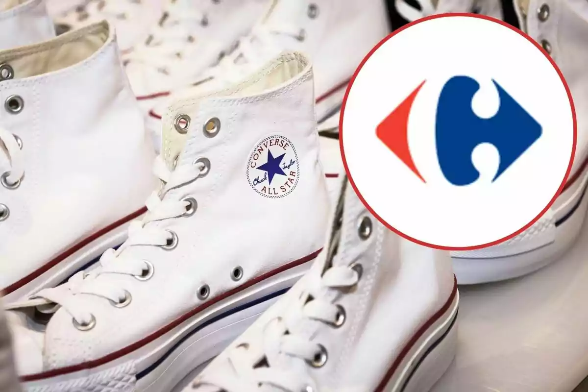 Sabatilles blanques Converse All Star amb un logotip de Carrefour superposat.