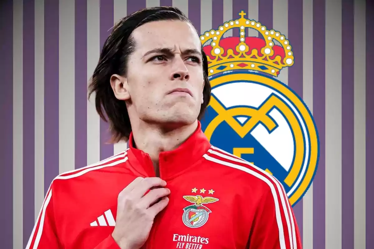Un jugador de futbol amb jaqueta vermella del Benfica apareix davant d'un fons amb l'escut del Reial Madrid.