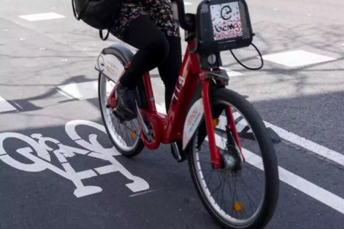 Carril bici amb una bicicleta del Bicing de Barcelona