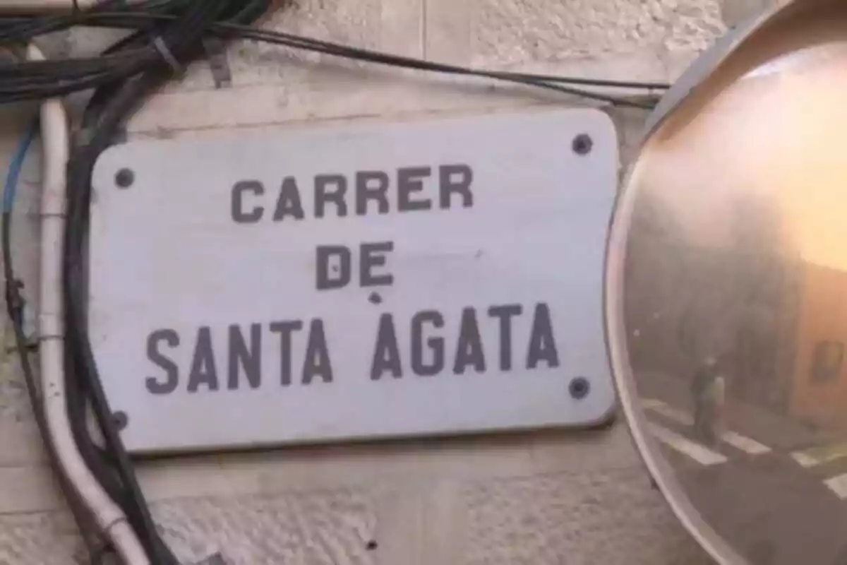 Cartell del carrer de Santa Àgata del barri de Gràcia de Barcelona