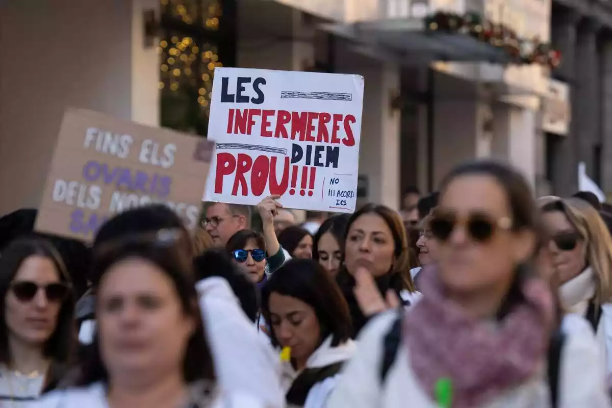 Infermeres protesten durant una manifestació d'Infermeres de Catalunya, el 19 de desembre de 2023, a Barcelona