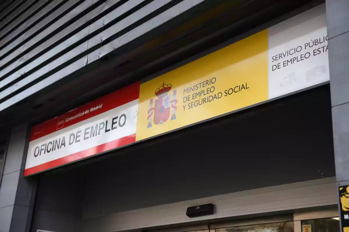 Entrada d'una oficina d'ocupació a Madrid amb rètols del Ministeri d'Ocupació i Seguretat Social Entrada d'una oficina d'ocupació a Madrid amb rètols del Ministeri d'Ocupació i Seguretat Social