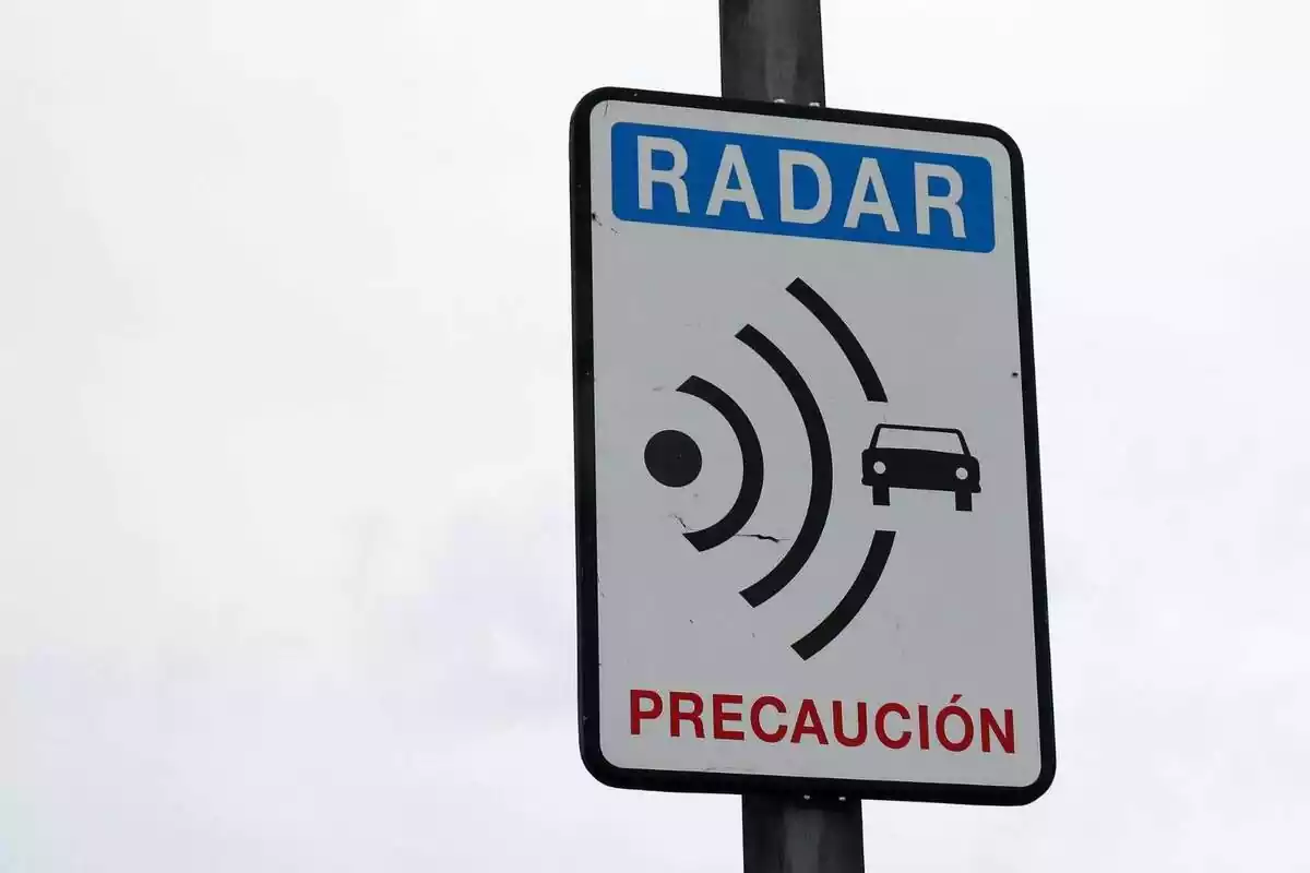 Cartell d'avís d'un radar proper