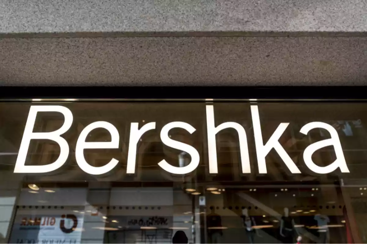 Rètol de grans dimensions de Bershka de color blanc a l'exterior d'una de les botigues