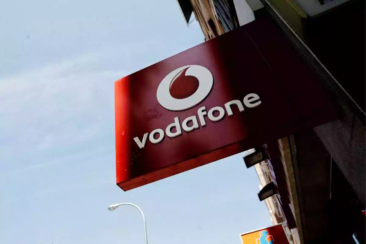 Logo de Vodafone a una botiga de la companyia telefònica a Madrid.
