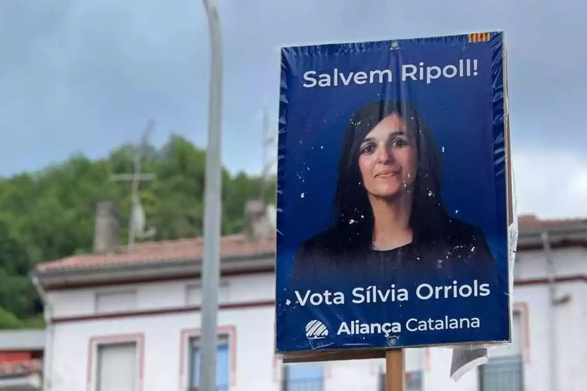 Imatge del cartell electoral d'Aliança Catalana, amb la foto de la candidata Sílvia Orriols