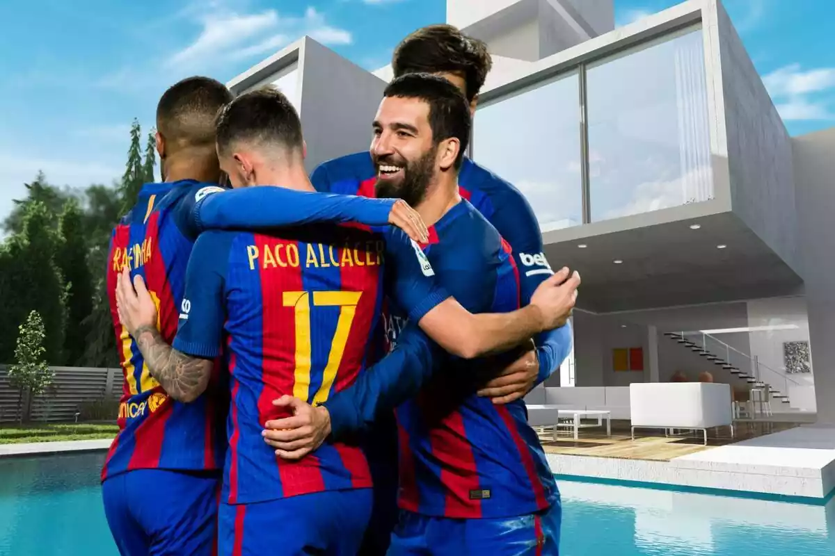 Diversos jugadors del FC Barcelona s'abracen davant de la foto d'una casa de luxe