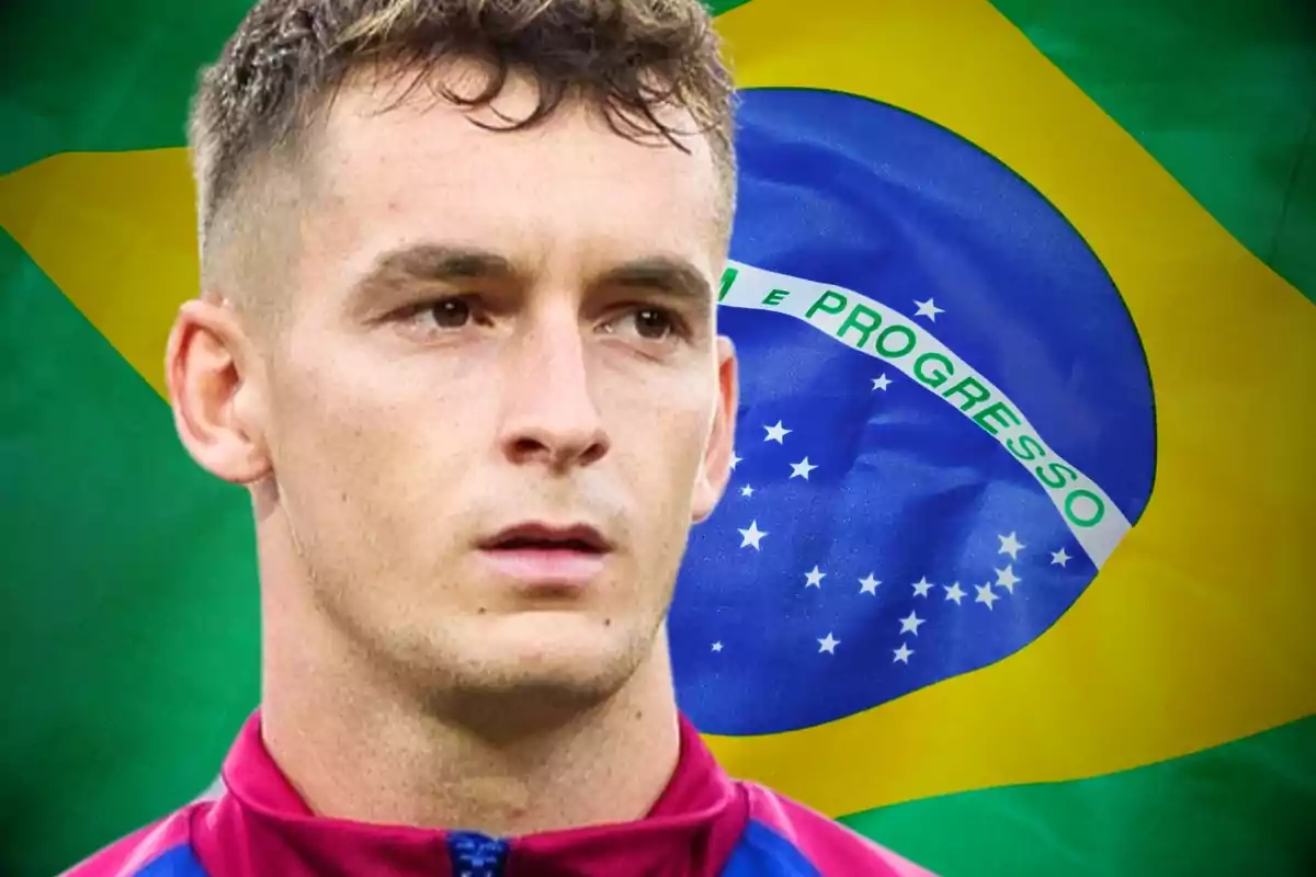 Un hombre con una camiseta deportiva frente a la bandera de Brasil.