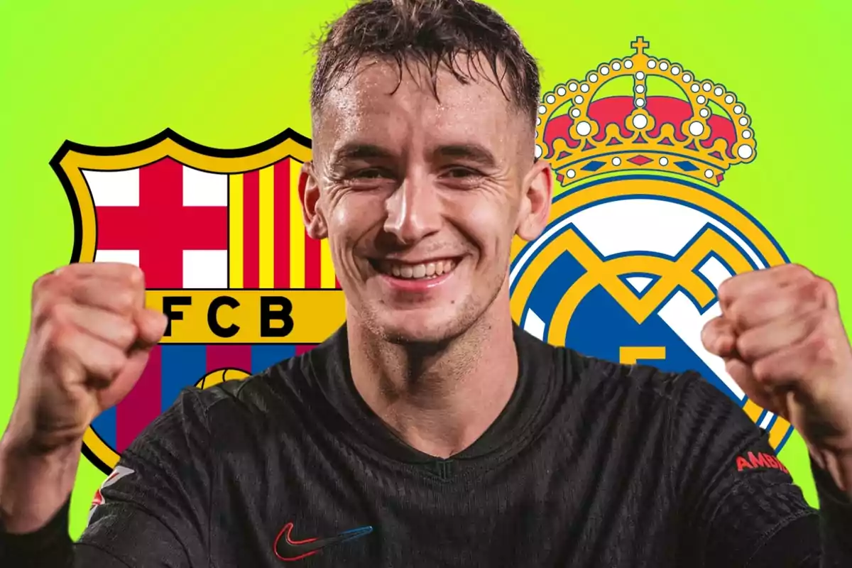 Un home somrient amb els punys alçats davant dels escuts del FC Barcelona i el Reial Madrid sobre un fons verd.