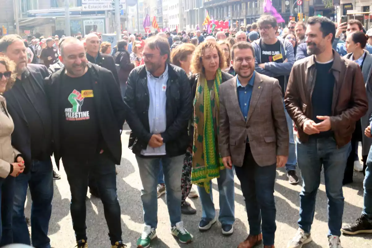 Membres d'ERC i dels sindicats UGT i CCOO a Barcelona l'u de maig del 2024