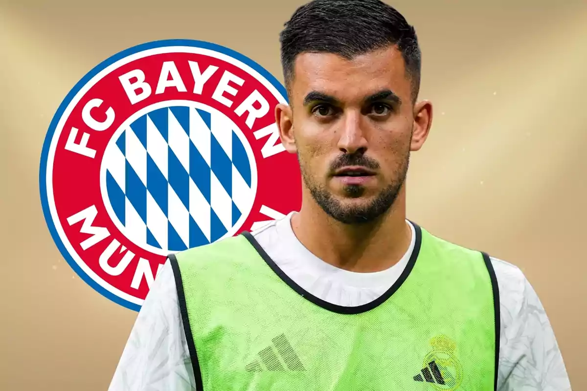 Un jugador de fútbol con un peto verde frente al logo del FC Bayern Múnich.