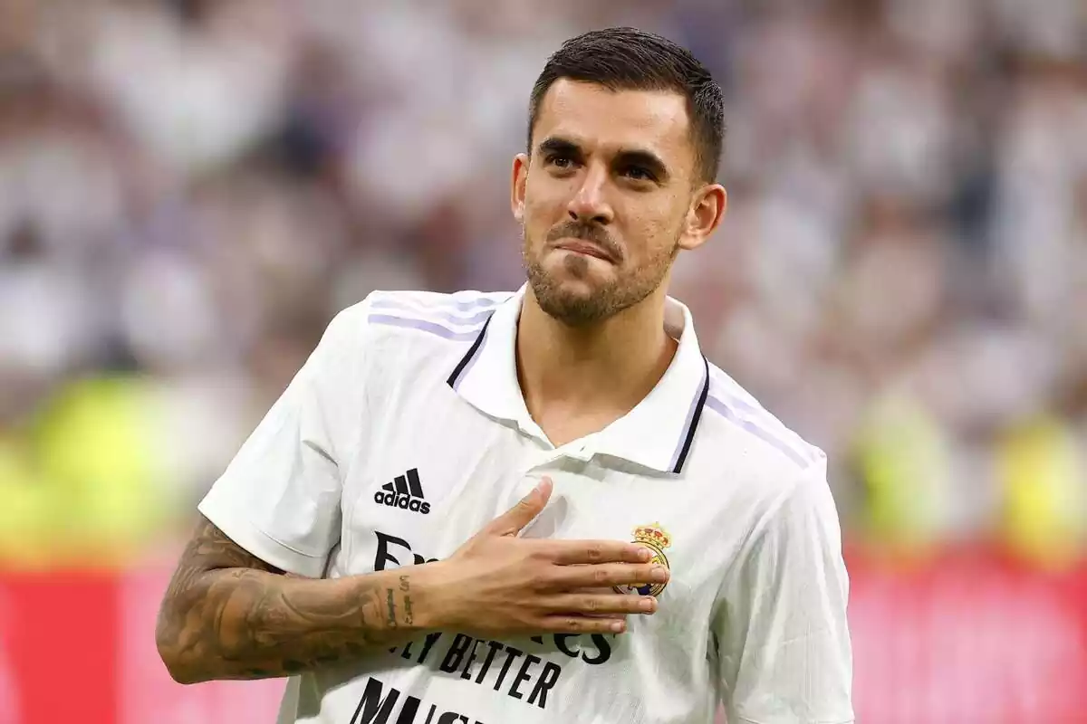 Dani Ceballos s'emporta la mà al pit en senyal d'agraïment davant del Santiago Bernabéu