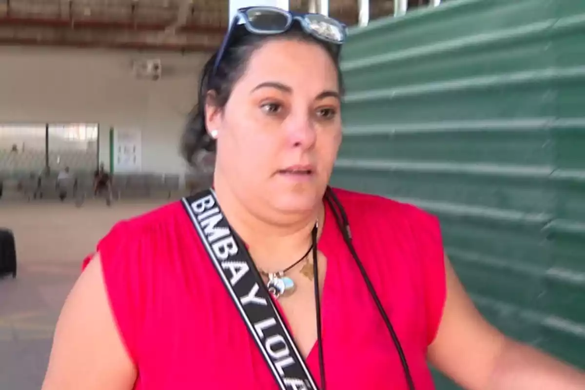 Celeste Rodríguez amb brusa vermella i ulleres al cap està en un entorn interior amb parets verdes. Celeste Rodríguez amb brusa vermella i ulleres al cap està en un entorn interior amb parets verdes.
