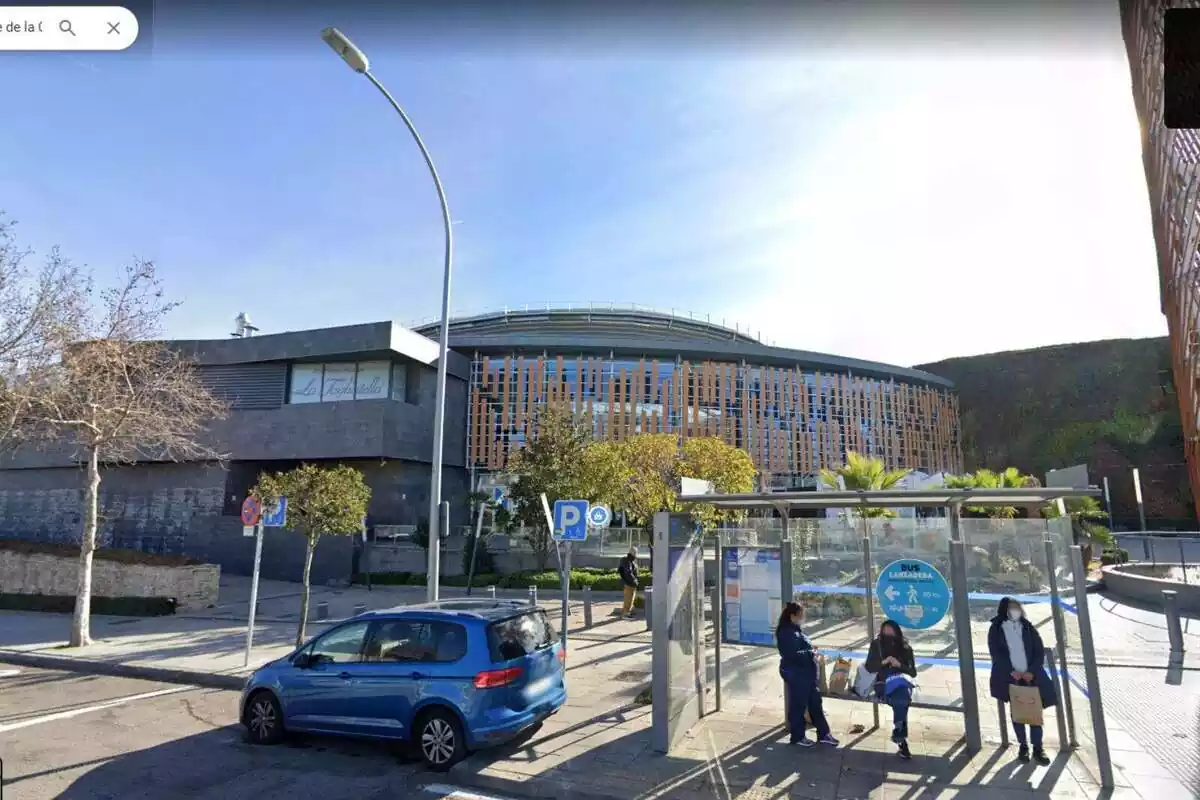 Imatge exterior del Centre Comercial Islazul de Madrid, al carrer de la Calderilla