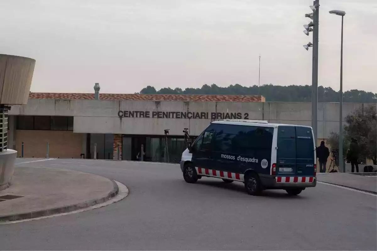 Un furgó policial davant del centre penitenciari Brians II, a 21 de febrer de 2023, a Sant Esteve Sasroviras, Barcelona, Catalunya