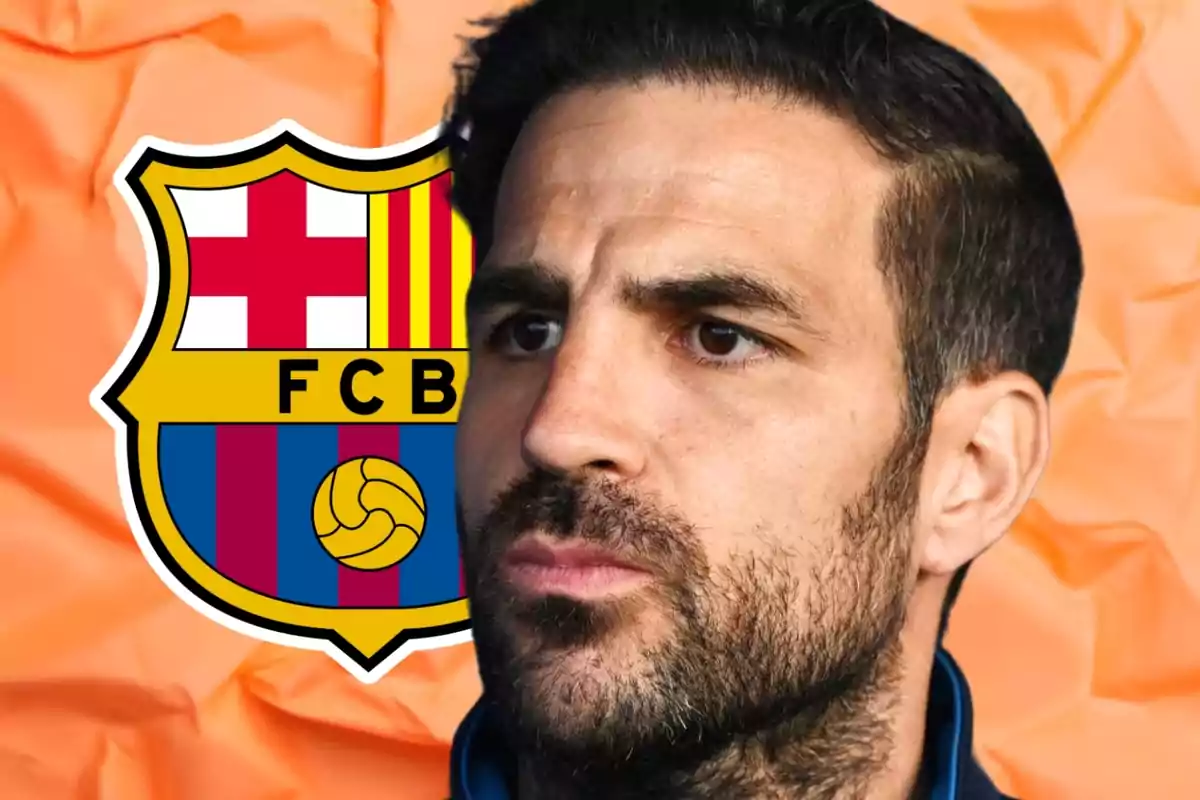 Hombre con barba frente al escudo del FC Barcelona sobre un fondo naranja.