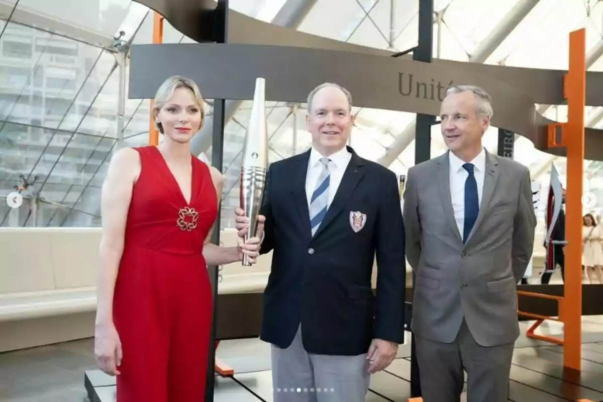 Charlene, Alberto de Mònaco i un altre home posen junts en un esdeveniment, Charlene amb un vestit vermell, Alberto amb un vestit i corbata sostenint un objecte platejat i un altre home amb un vestit gris. Post del principat de Mònaco a Instagram el 19 de juliol de 2024 Charlene, Alberto de Mònaco i un altre home posen junts en un esdeveniment, Charlene amb un vestit vermell, Alberto amb un vestit i corbata sostenint un objecte platejat i un altre home amb un vestit gris. Post del principat de Mònaco a Instagram el 19 de juliol de 2024