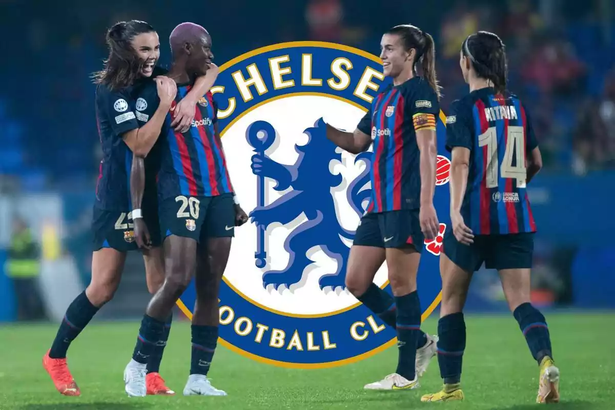 Les jugadores del FC Barcelona Femení celebren un gol davant de l'escut del Chelsea