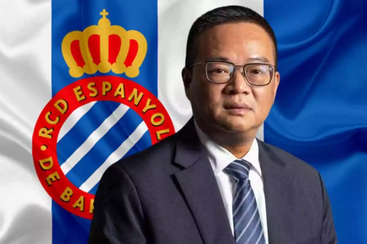 Chen Yansheng amb l'escut del RCD Espanyol darrere