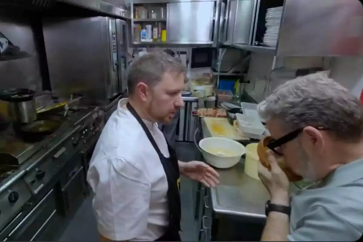 Alberto Chicote i Javier Muñoz en una cuina professional, una d'elles està olorant un plat mentre l'altra observa.