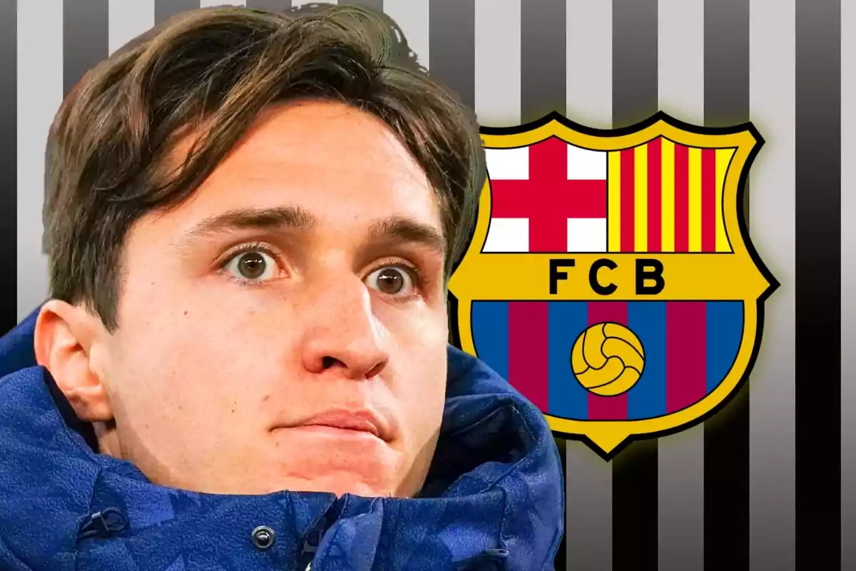 Un home amb jaqueta blava davant d?un escut del FC Barcelona.