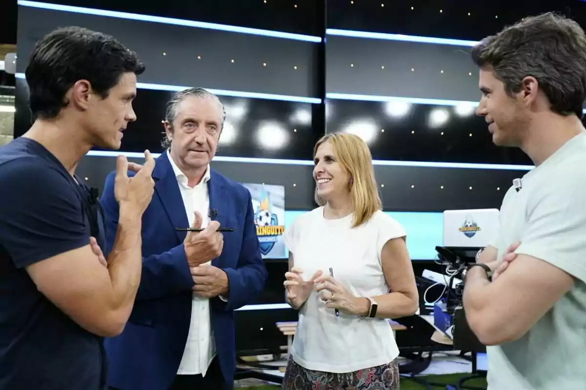 Quatre persones conversen animadament a 'El Chiringuito' amb llums blaves i fons fosc