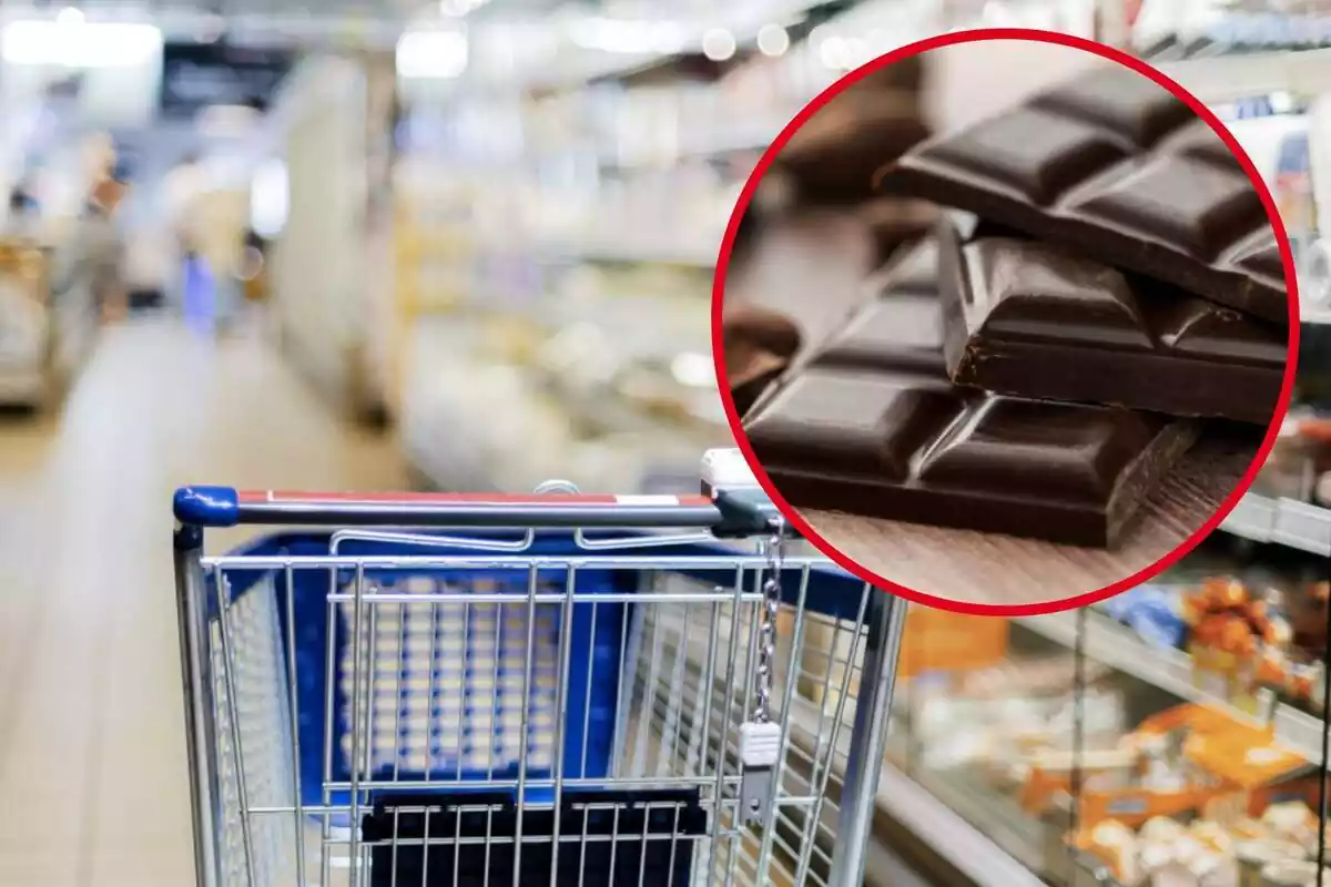 Xocolata negra al costat d'un carret en un supermercat