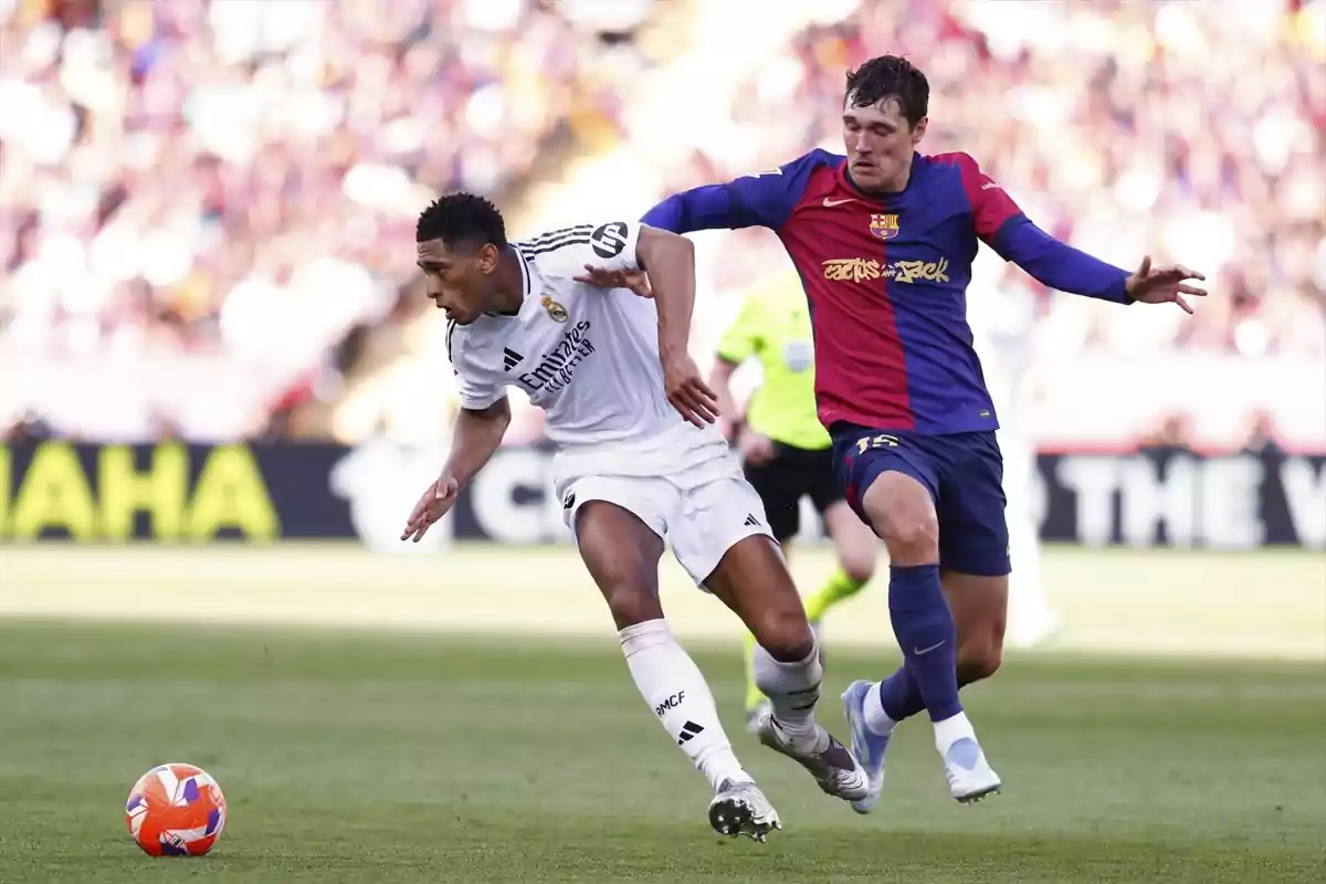 Dos futbolistes dels equips Reial Madrid i Barcelona disputen la pilota durant un partit en un estadi ple d’espectadors. Dos futbolistes dels equips Reial Madrid i Barcelona disputen la pilota durant un partit en un estadi ple d’espectadors.