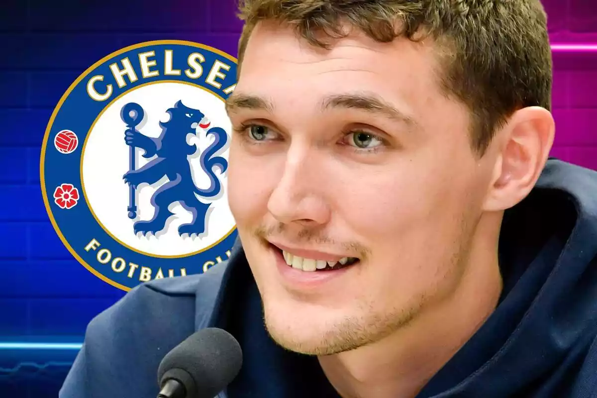 Andreas Christensen amb un gran somriure i l'escut del Chelsea al fons