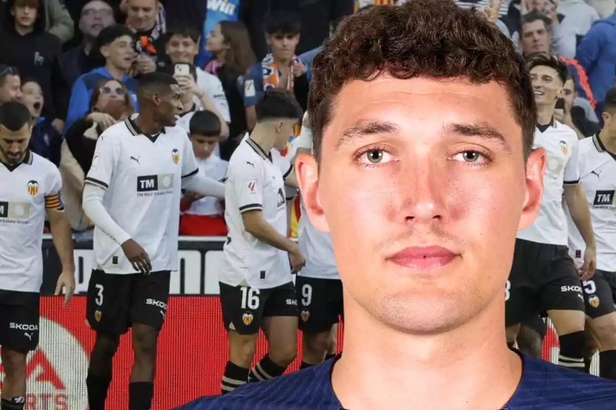 El futbolista danès del Barça Andreas Christensen amb una foto del València CF.