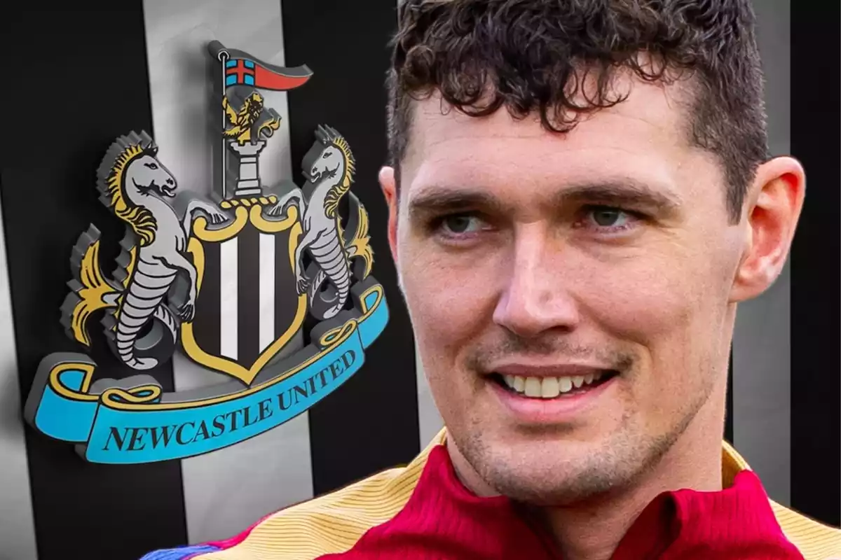 Andreas Christensen amb un mig somriure al costat de l'escut del Newcastle