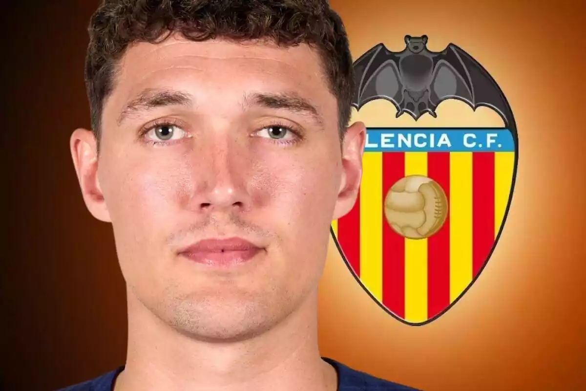 Andreas Christensen en primer pla al costat de l'escut del València al fons