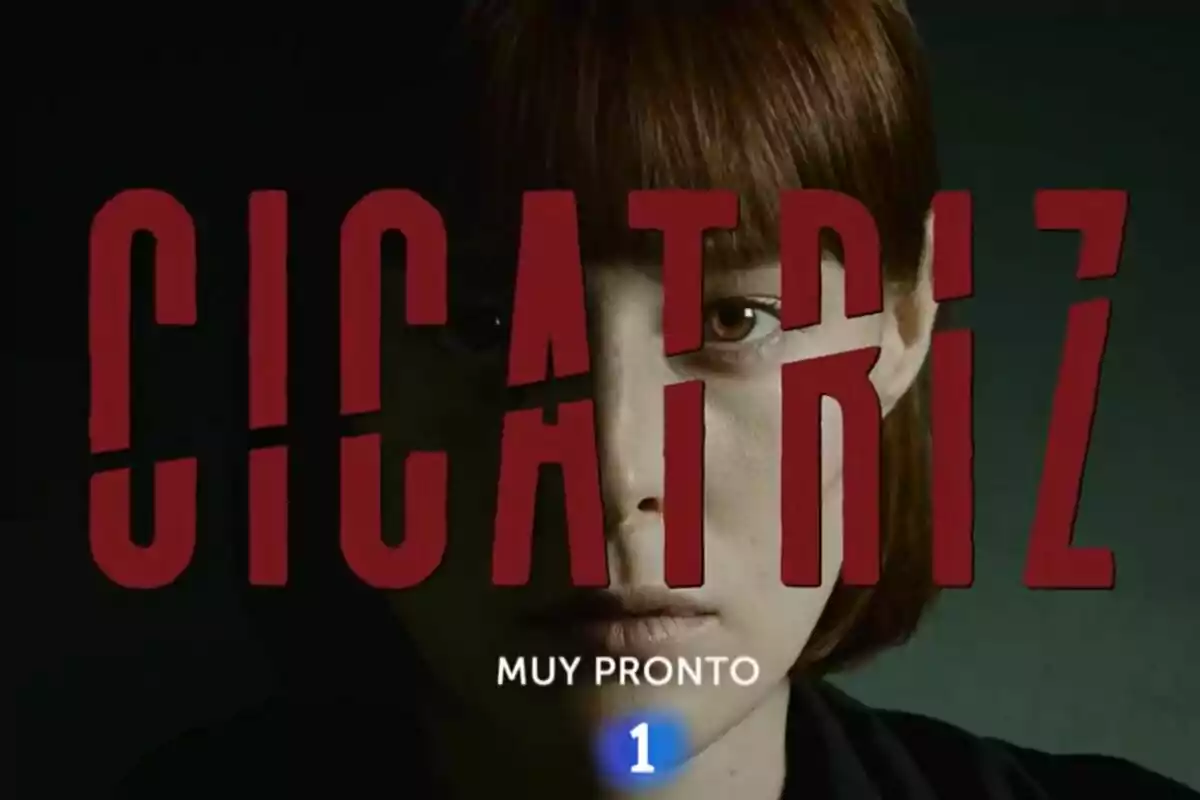 Cartell promocional de la sèrie "Cicatriu" amb el rostre d'una dona i el text "Molt aviat" i el número 1 a la part inferior.