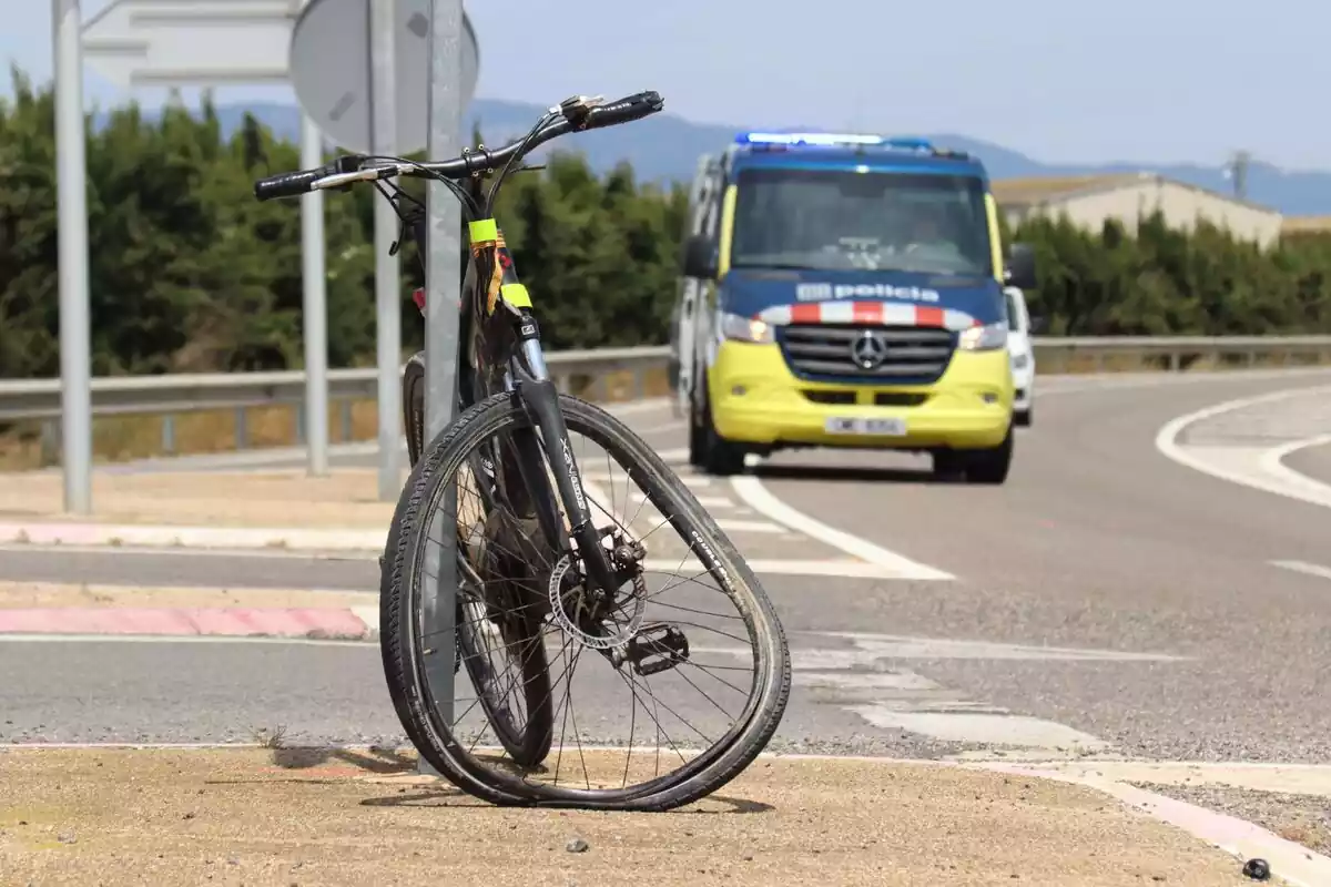 Imatge de la bicicleta accidentada amb un cotxe dels Mossos d'Esquadra de fons