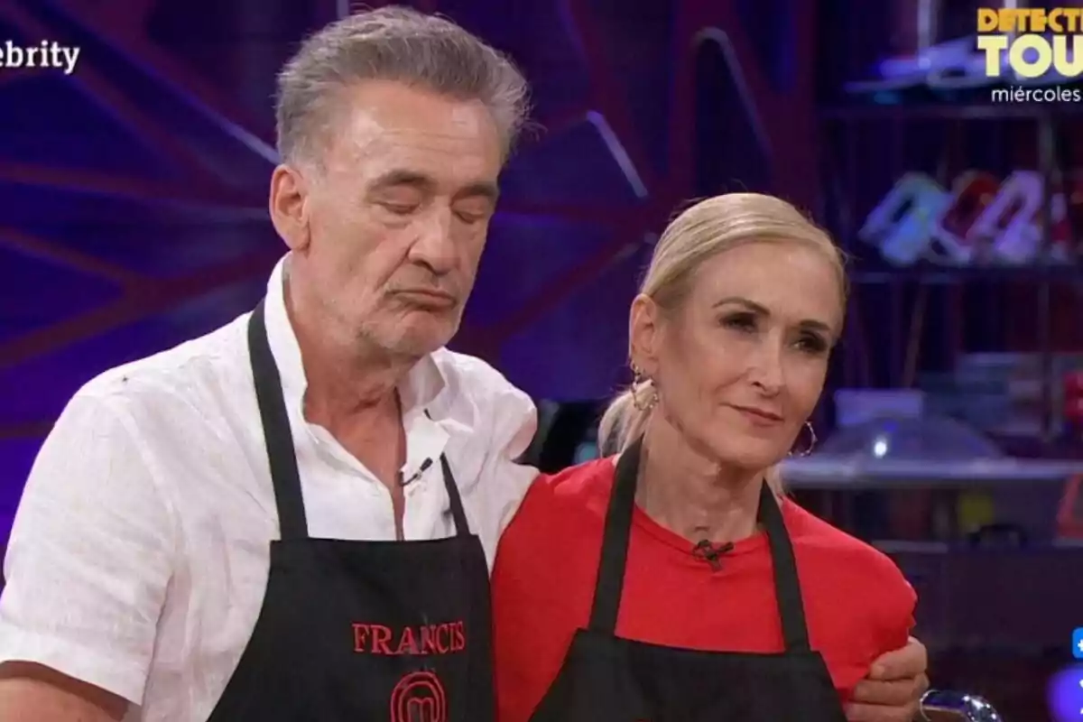 Cristina Cifuentes i Francis Lorenzo amb davantals de cuina a MasterChef Celebrity.