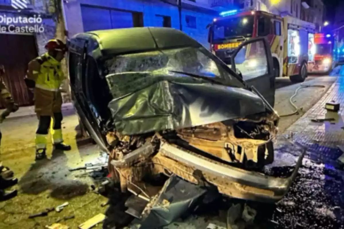 Plànol curt del cotxe accidentat a Castelló pel succés en què hi ha hagut dos morts i tres ferits