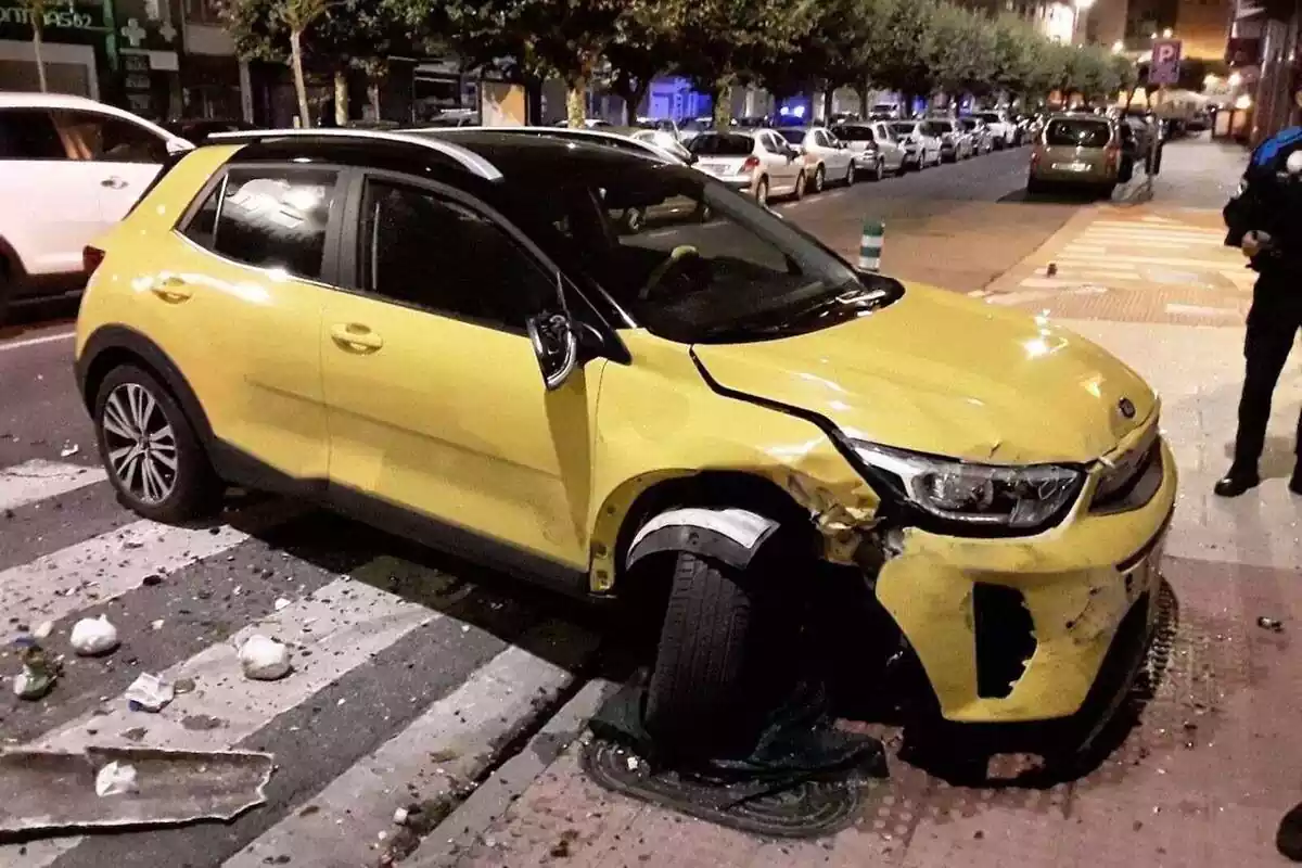 Cotxe groc accidentat amb un carrer de Lugo